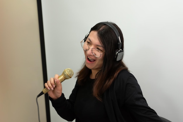 Interactive singing lessons classroom setup with acoustic equipment and professional teaching materials displayed